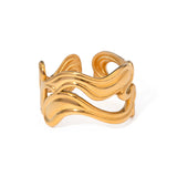 Anello dorato regolabile con design ondulato - Golden Wave Embrace