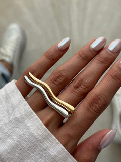 Anello minimalista serpentino dorato e argentato - Serpent's Whisper