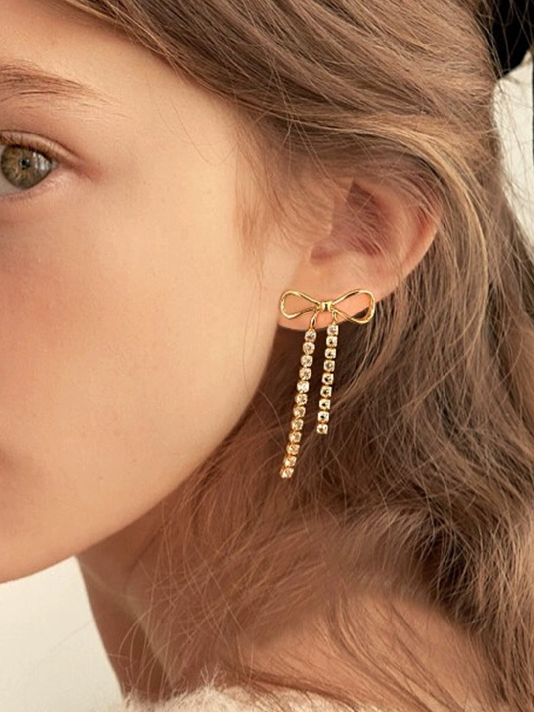 Orecchini Fiocco Dorato con Zirconi Pendenti - Fiocco Cascata – Moon Jolie Orecchini Fiocco Dorato con Zirconi Pendenti - Fiocco Cascata – Moon Jolie